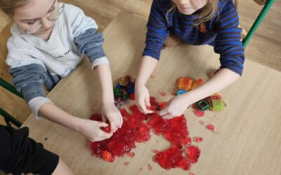 Zabawy sensoryczne w Platerkach – nauka przez doświadczanie!